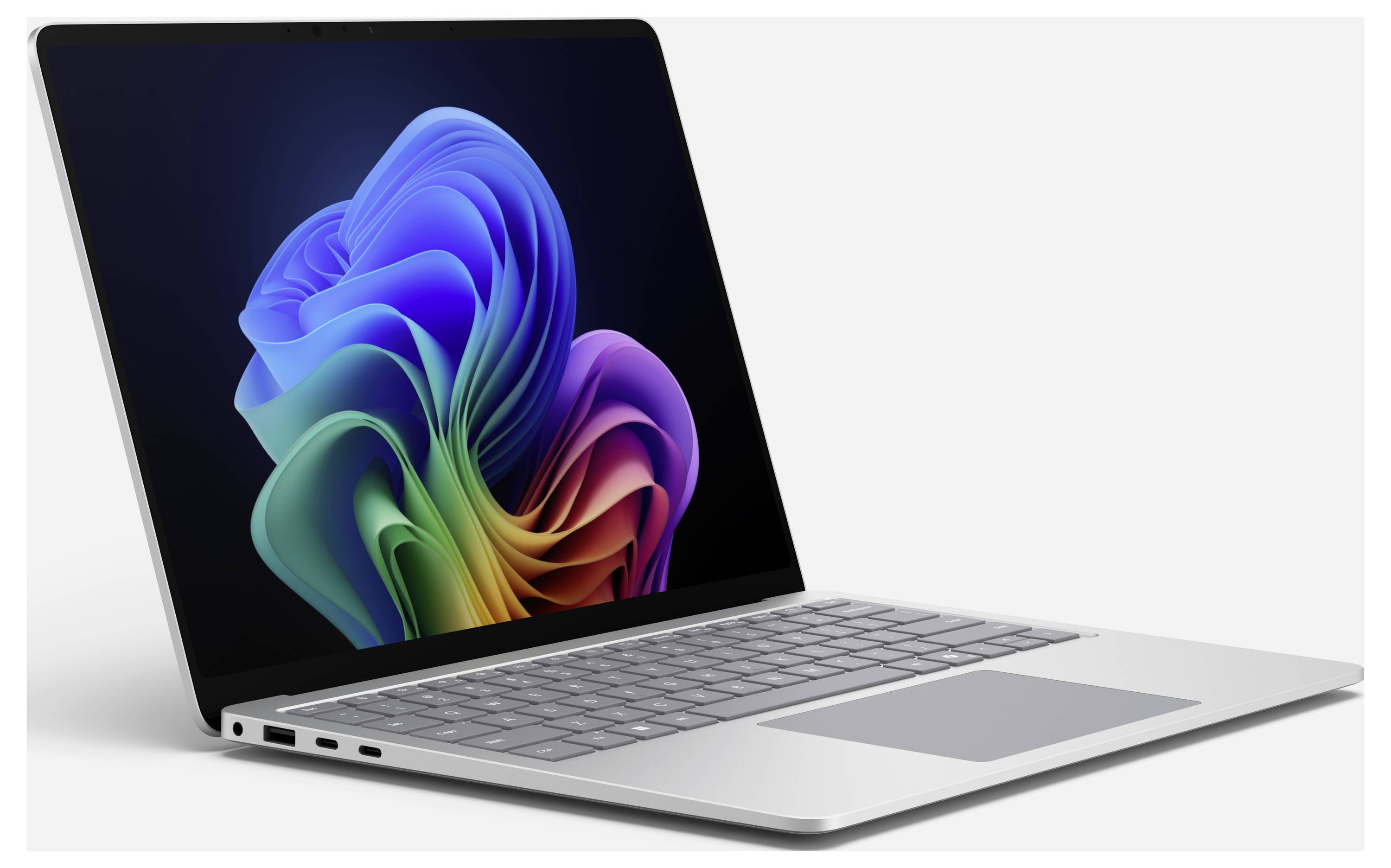 Silberner Laptop mit geöffnetem Bildschirm, der ein abstraktes, mehrfarbiges digitales Kunstwerk zeigt. Der Laptop steht auf einer weißen Oberfläche.