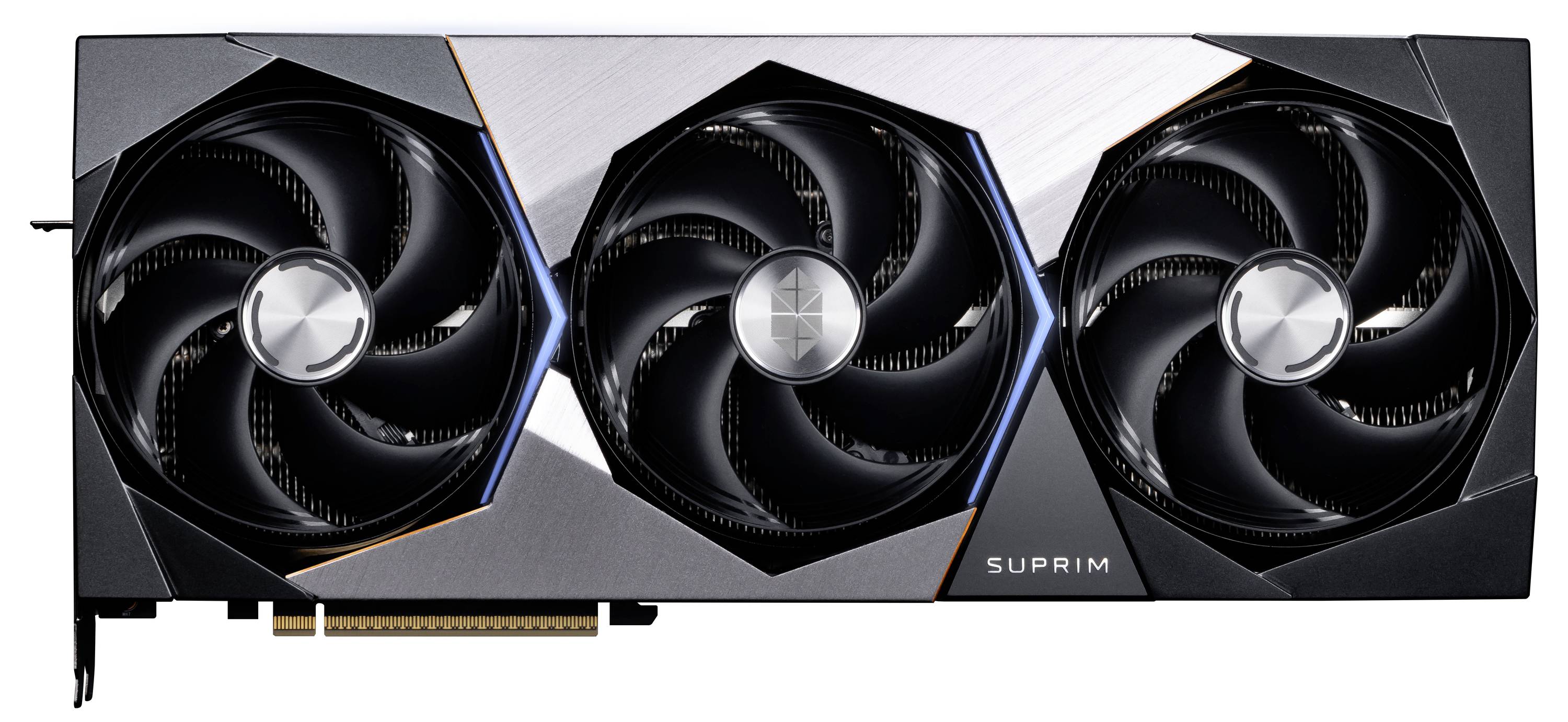 Grafikkarte mit drei Lüftern und silbernem Gehäuse. Markenlogo 'SUPRIM' auf der rechten Seite. Entworfen für leistungsstarke Grafikanwendungen.