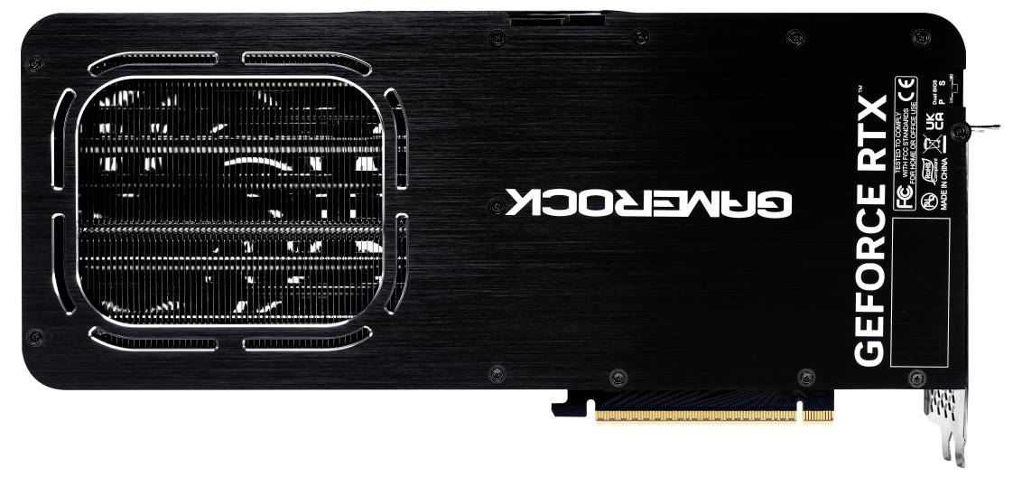 Eine schwarze Grafikkarte mit der Aufschrift 'GAMEROCK' und 'GEFORCE RTX' an der Seite. Sie hat Lüftungsschlitze und Anschlusskontakte.