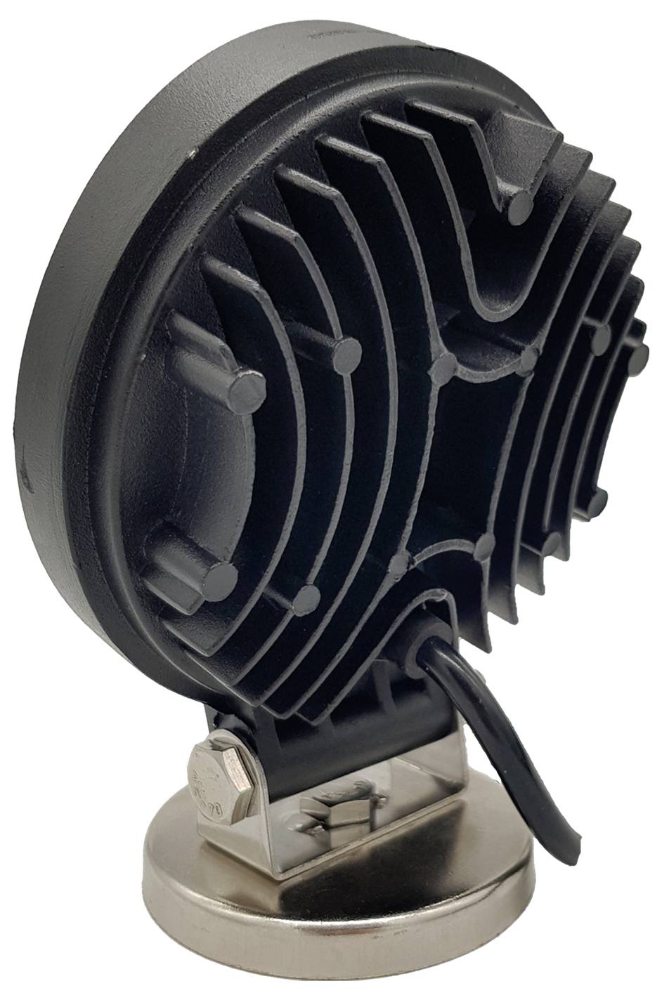 Ein runder, schwarzer LED-Arbeitsstrahler mit geripptem Gehäuse, montiert auf einer stabilen Metallhalterung.