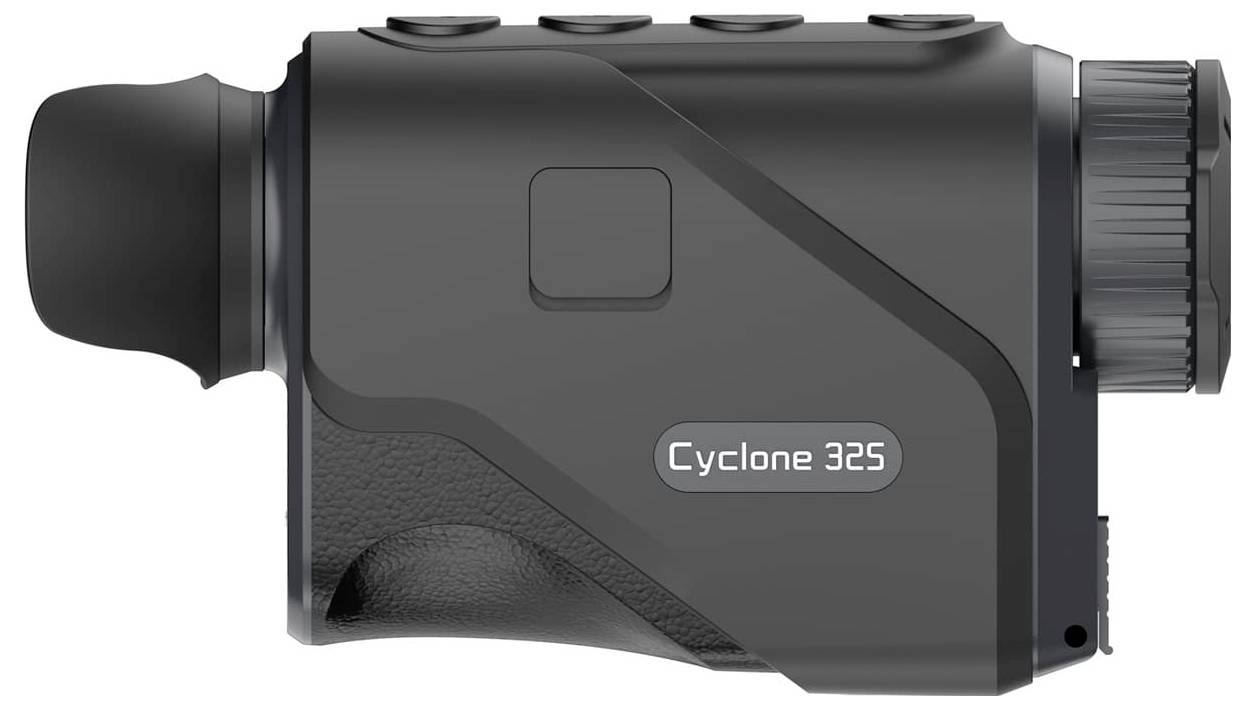 Ein schwarzes, handgehaltenes Nachtsichtgerät mit der Aufschrift 'Cyclone 32S', zeigt ein seitliches Profil mit Tasten oben.