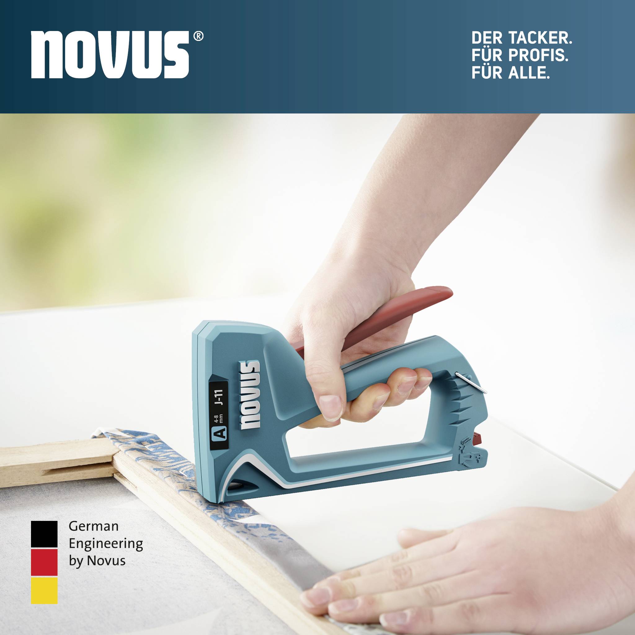 Eine Hand hält einen türkisfarbenen Tacker von Novus, der Holzplatten tackert. Oben rechts steht der Text 'DER TACKER. FÜR ALLE.'