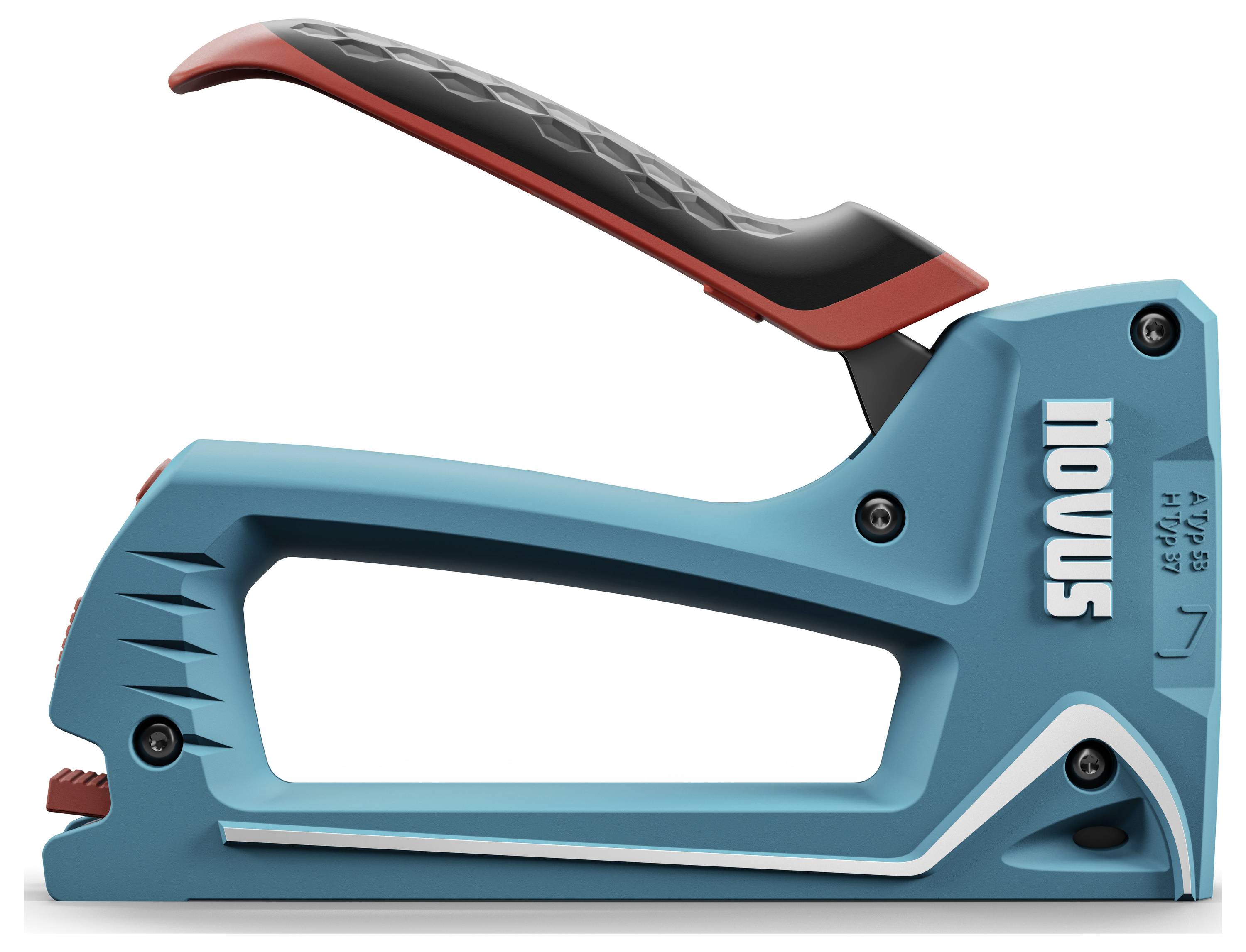 Ein blauer Handtacker mit ergonomischem Griff, Markenname 'Novus' an der Seite, liegt quer auf weißem Hintergrund.