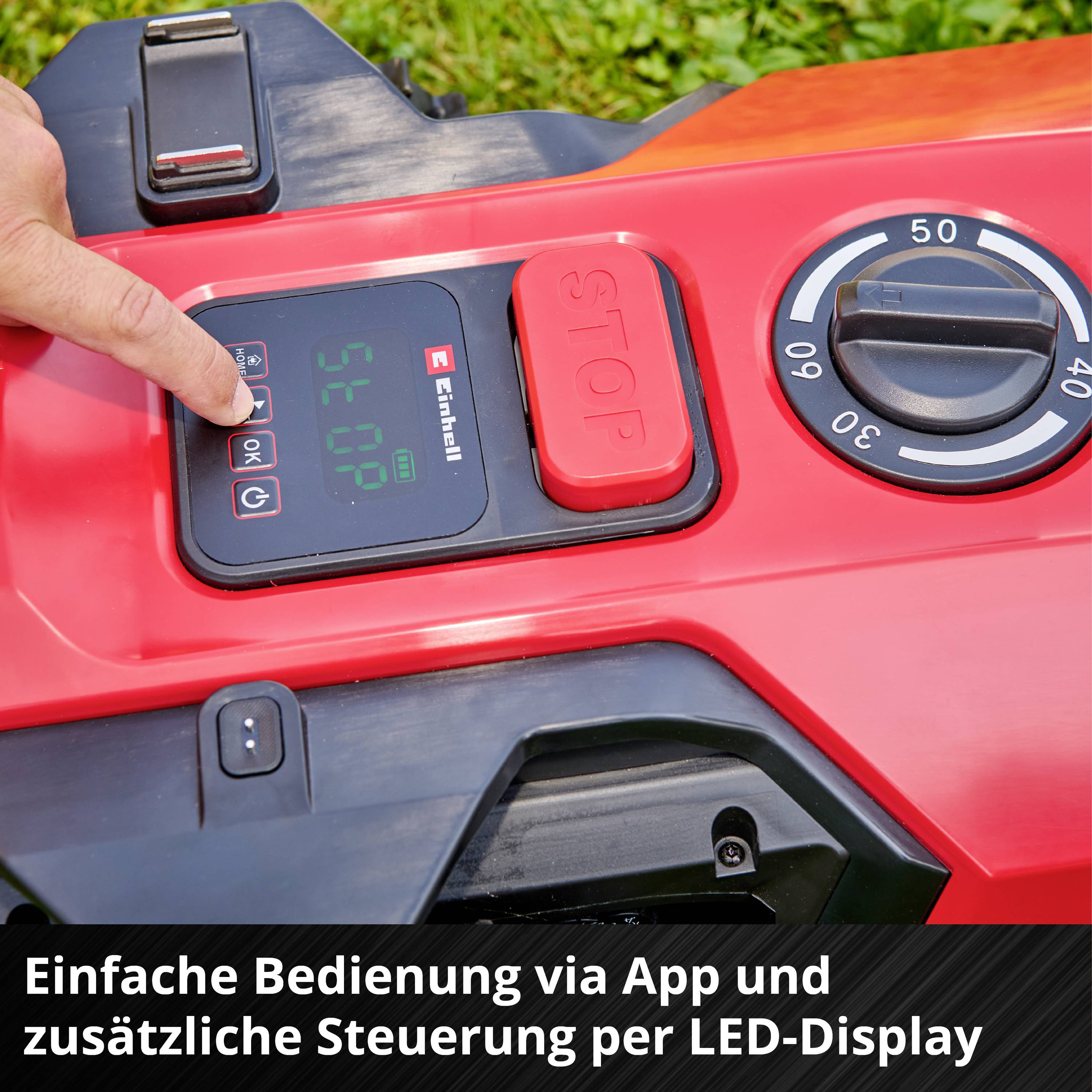 Eine Hand drückt Knöpfe auf einem LED-Display eines Rasenmähers. Der Text unten sagt: 'Einfache Bedienung via App und zusätzliche Steuerung per LED-Display'.