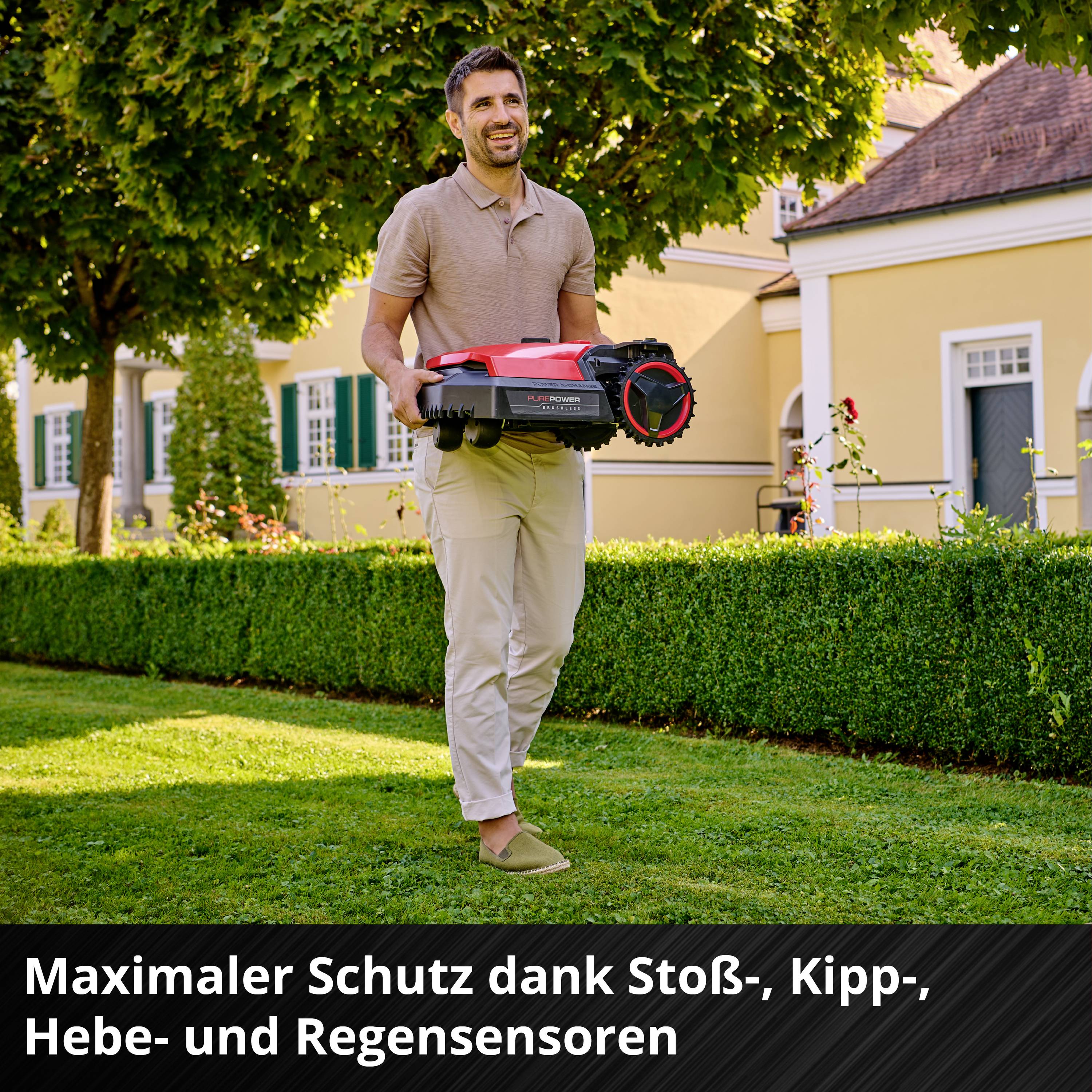 Ein Mann steht im Garten und hält einen Rasenmäher. Text unten: 'Maximaler Schutz dank Stoß-, Kipp-, Hebe- und Regensensoren'.