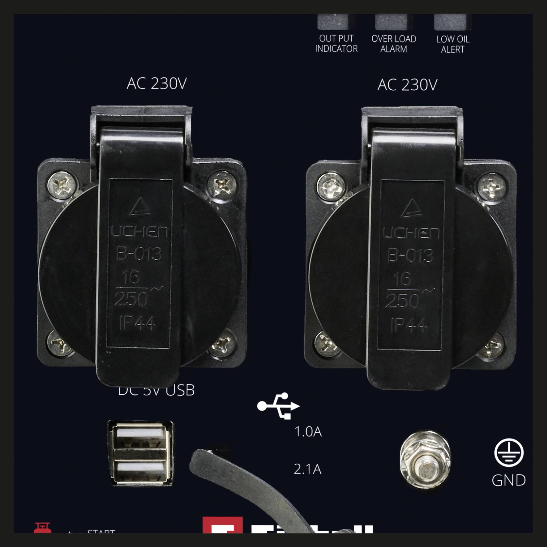 Zwei schwarze Steckdosen mit der Aufschrift 'AC 230V', zwei USB-Anschlüsse und ein Kippschalter auf einem Bedienfeld.