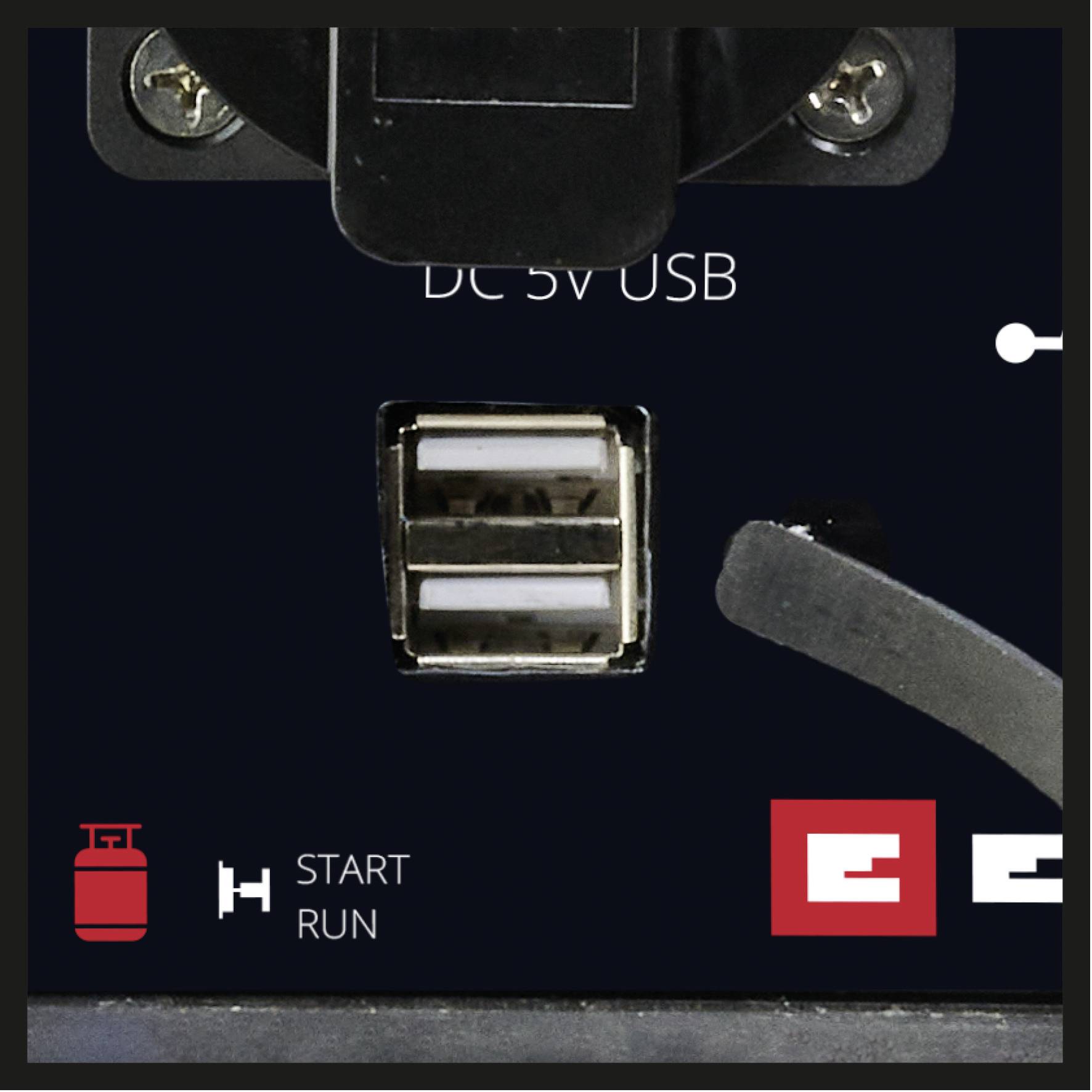 Rückseite einer elektronischen Einheit mit zwei USB-Anschlüssen, einem Schalter und Symbolen für Gas und Start.