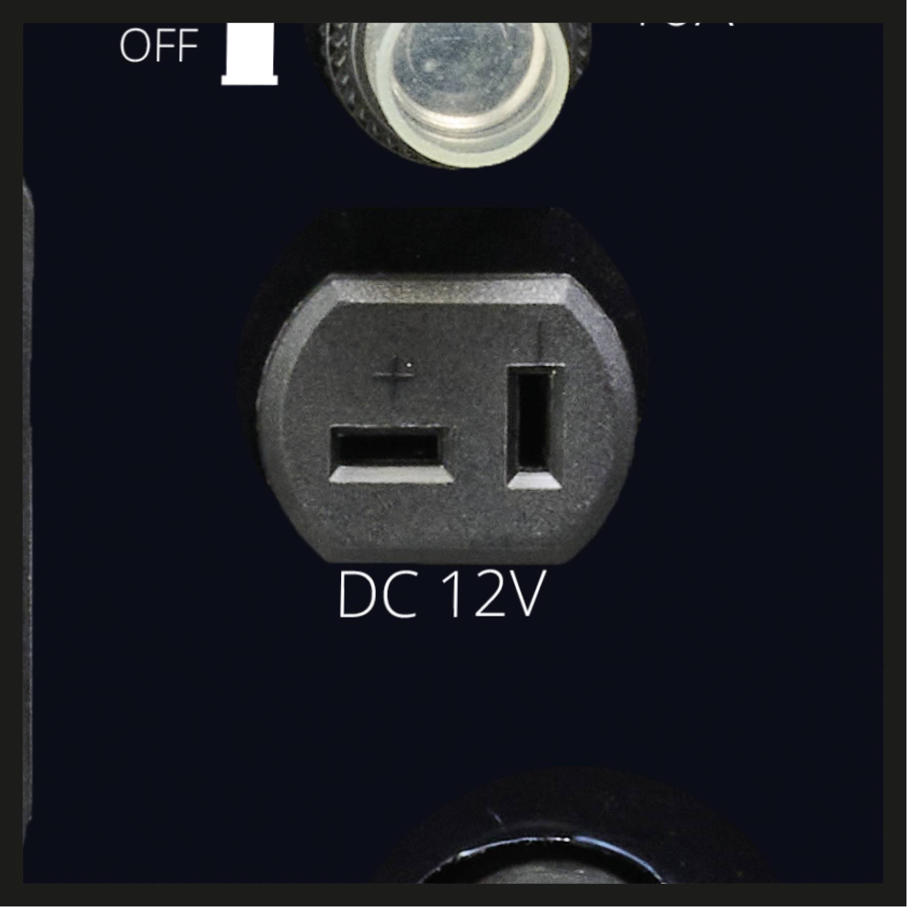 Schwarze Anschlussbuchse mit der Aufschrift 'DC 12V', umgeben von einem runden Schalter mit den Markierungen 'ON' und 'OFF'.