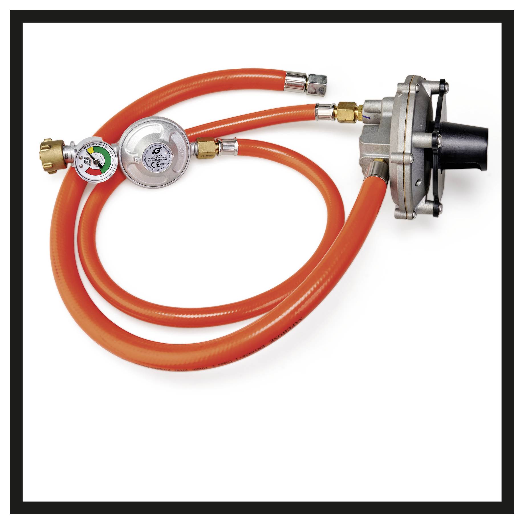 Ein Gasdruckregler mit zwei orangefarbenen Schläuchen und Metallanschlüssen, dient zur Regulierung des Drucks in Gasleitungen.