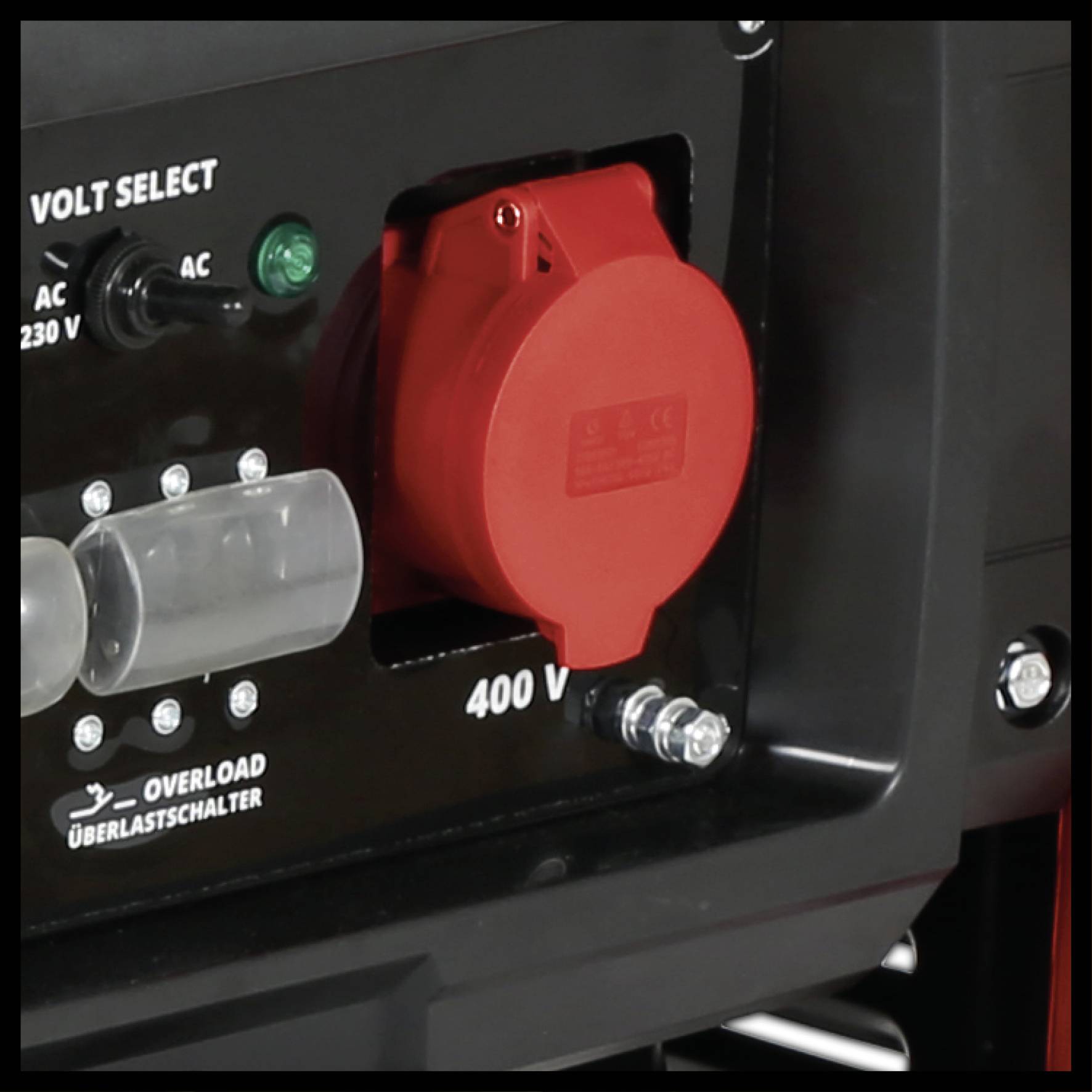 'Ein roter 400V-Stecker an einem schwarzen Generator mit einer Anzeige für Spannungswahl: 230V oder 400V und einem Überlastschalter.'