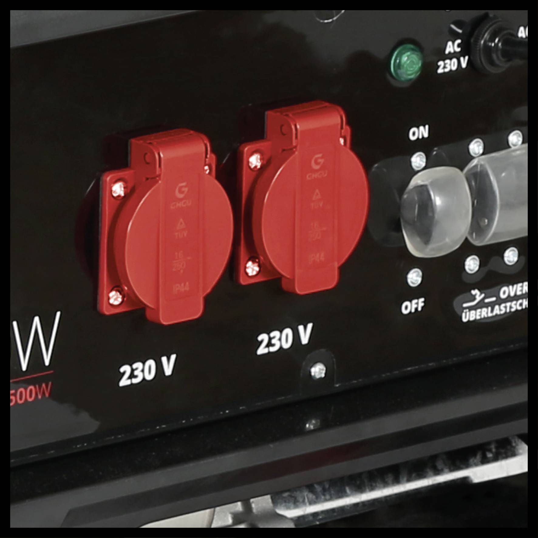 Nahaufnahme eines schwarzen Generators mit zwei roten Steckdosen, die mit '230 V' gekennzeichnet sind. Ein Schalter ist auf 'ON' eingestellt.