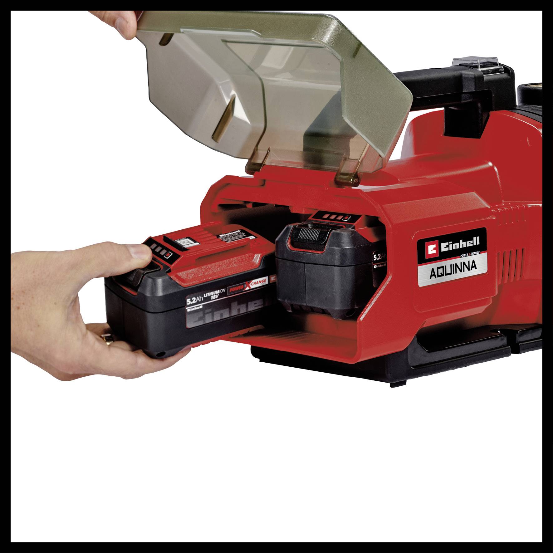 Eine rote Akku-Schleifmaschine, Marke Einhell, wird geöffnet, um den Akku zu wechseln. Eine Hand hält einen zweiten Akku bereit.