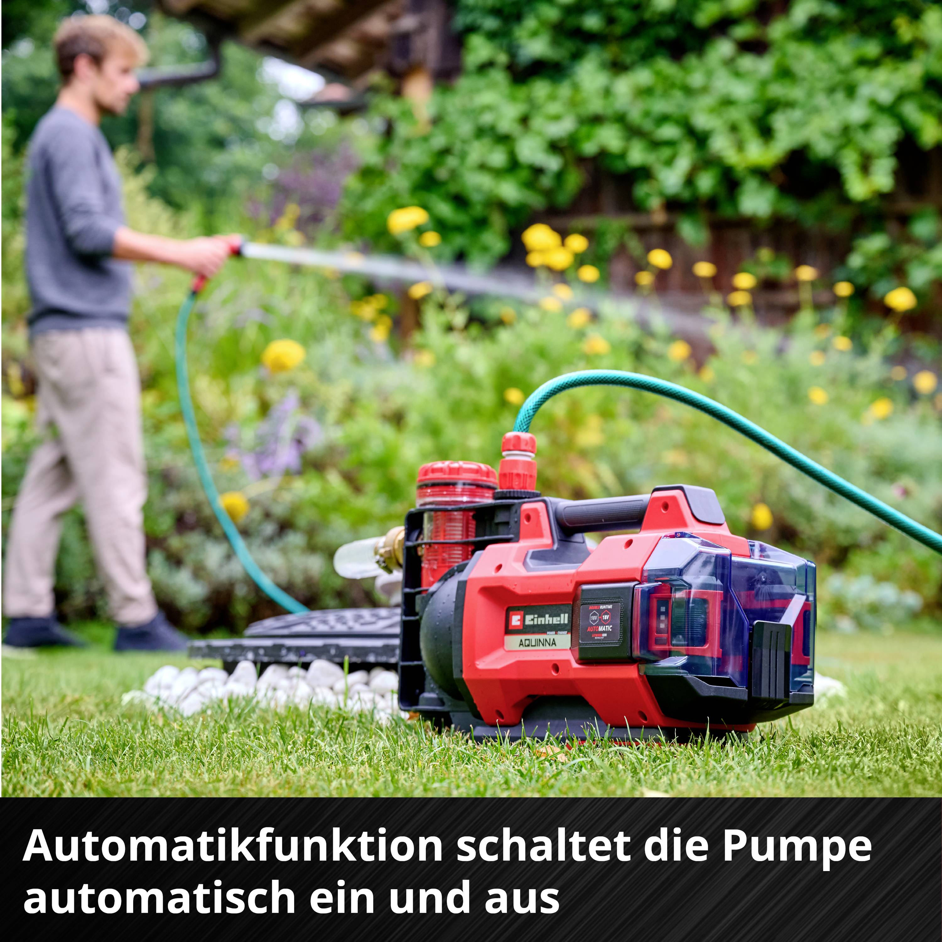 Ein Mann hält einen Gartenschlauch. Im Vordergrund steht eine rote Wasserpumpe von 'Einhell'. Text: 'Automatikfunktion schaltet die Pumpe automatisch ein und aus'.