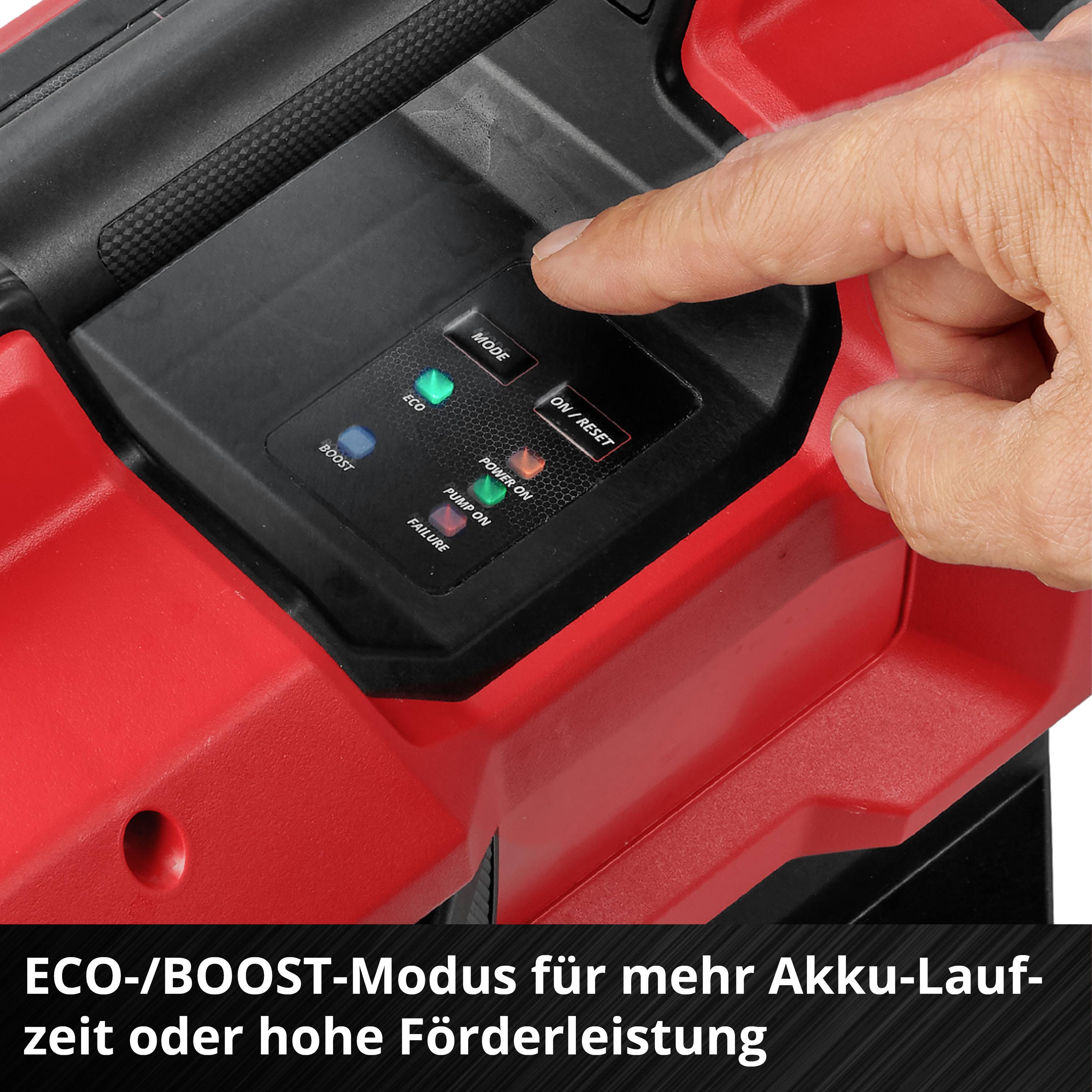 Person drückt Knopf auf einem Maschinenbedienfeld mit Beschriftung 'ECO-/BOOST-Modus für mehr Akku-Laufzeit oder Förderleistung'.