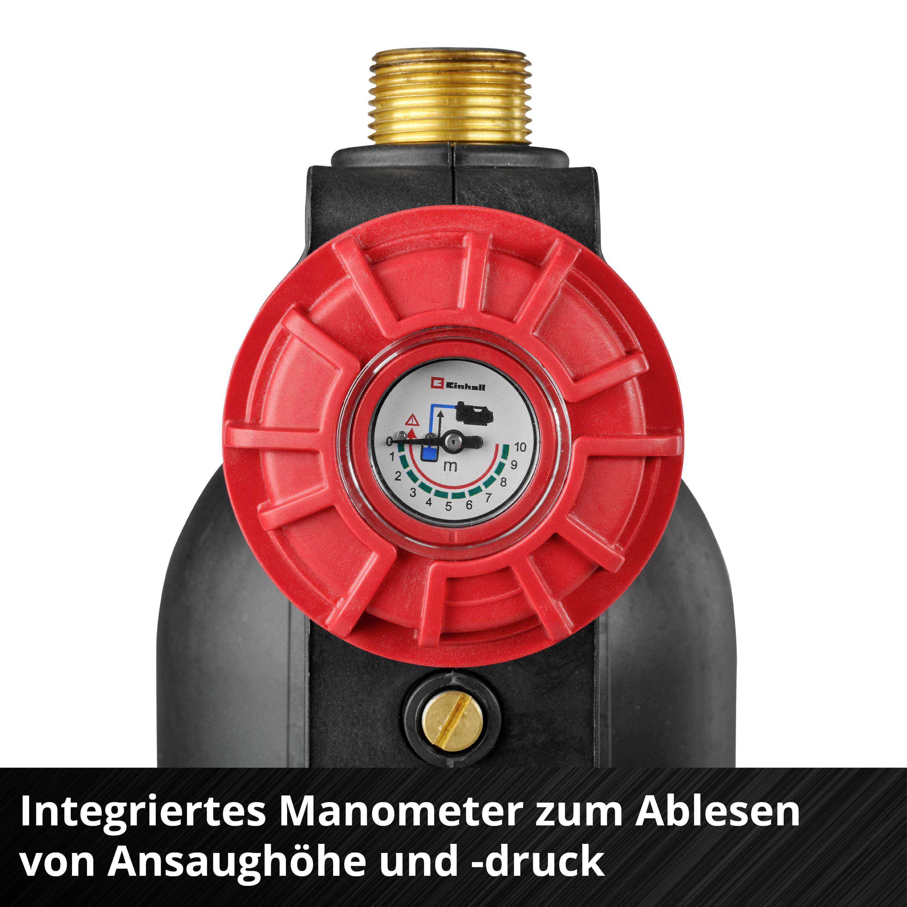 Integriertes Manometer auf einer Pumpe, zeigt Ansaughöhe und -druck an. Roter Ring und Anzeige auf schwarzem Gehäuse.