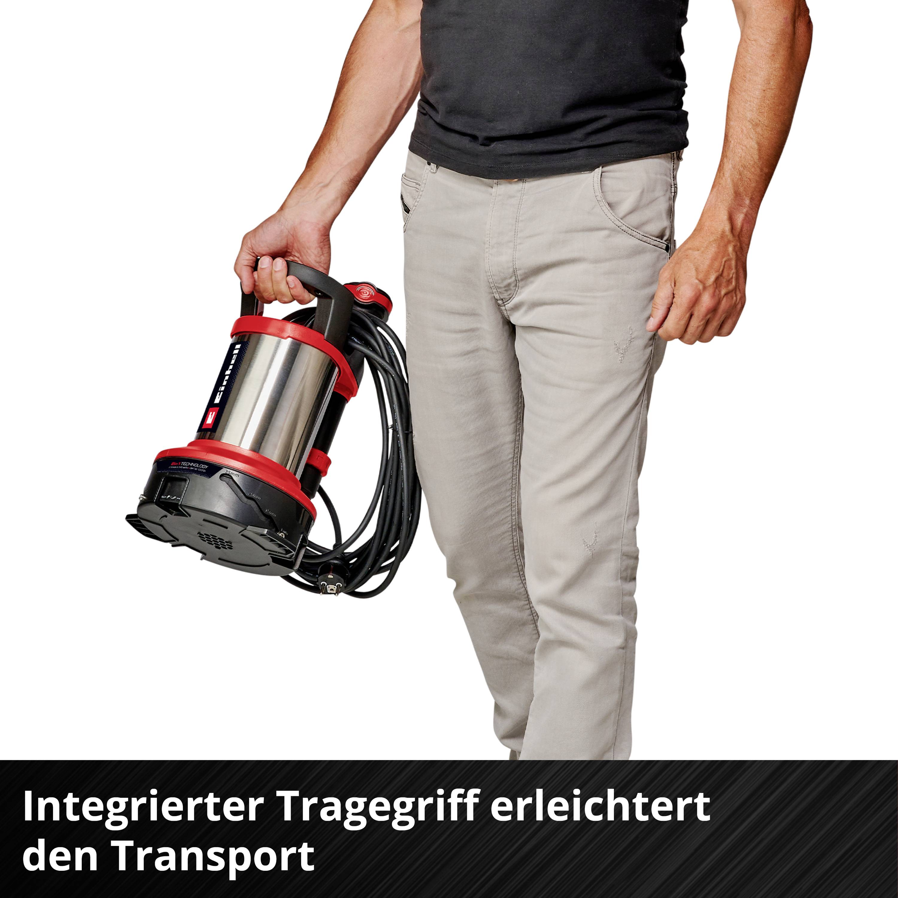 Ein Mensch hält einen Staubsauger mit einem integrierten Tragegriff. Text unten: 'Integrierter Tragegriff erleichtert den Transport'.