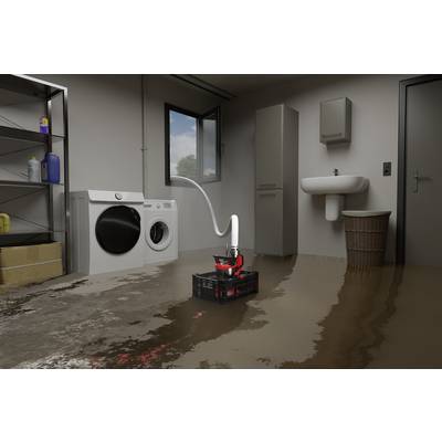 'Ein mit Wasser überfluteter Kellerraum mit Waschmaschine, Waschbecken und einer Pumpe in der Mitte, die Wasser absaugt.'