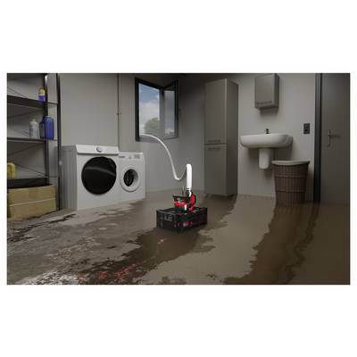 Überflutetes Waschzimmer mit stehendem braunem Wasser, Waschmaschine und Trockner teilweise unter Wasser, und eine Pumpe oder ein Filter in einer Kiste in der Mitte.