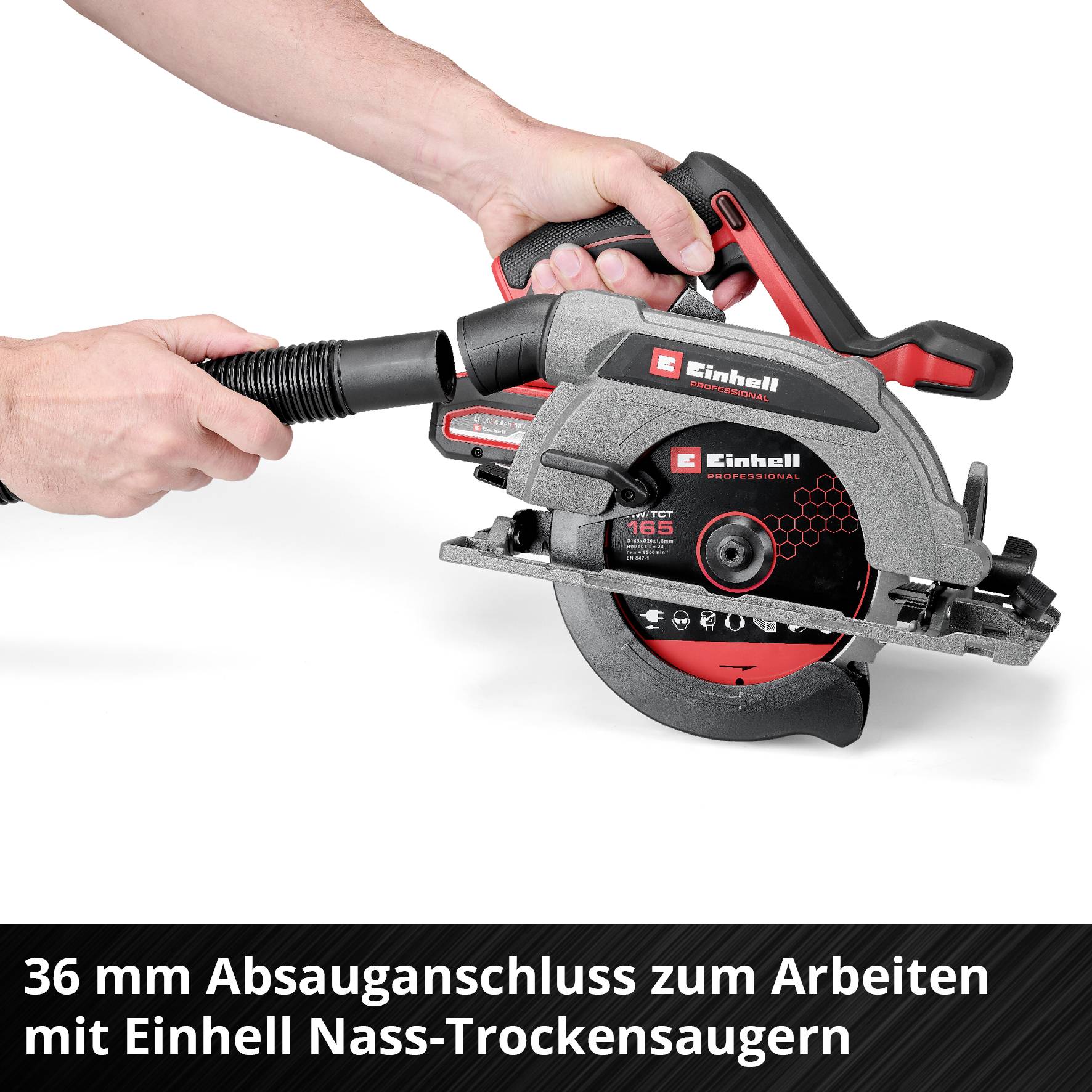 Eine Hand hält eine graue Einhell Handkreissäge mit einem Staubsaugeranschluss, verbunden mit einem schwarzen Schlauch.