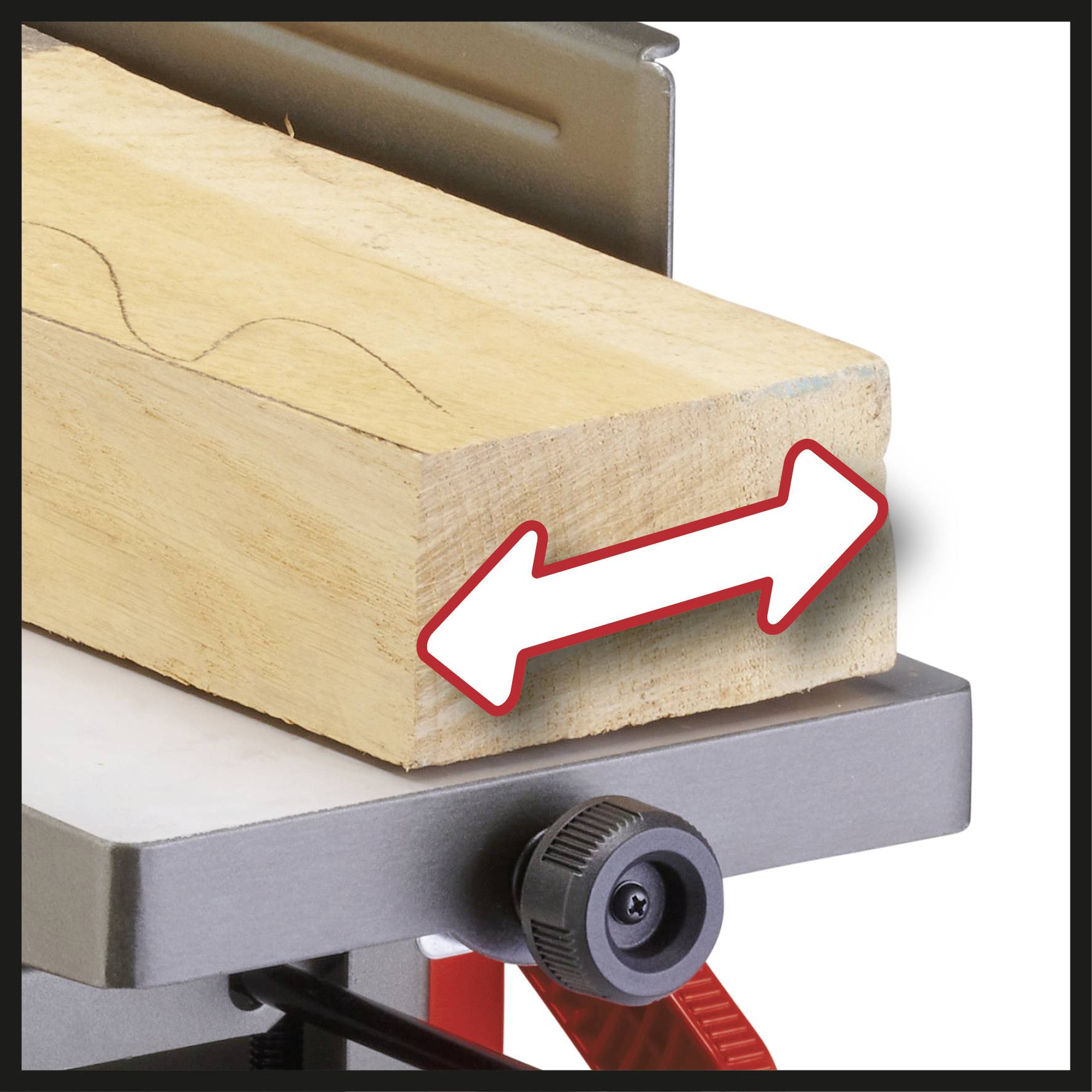 Ein Holzbalken auf einer Sägeplattform, mit einem Pfeil, der die Breite des Balkens markiert.