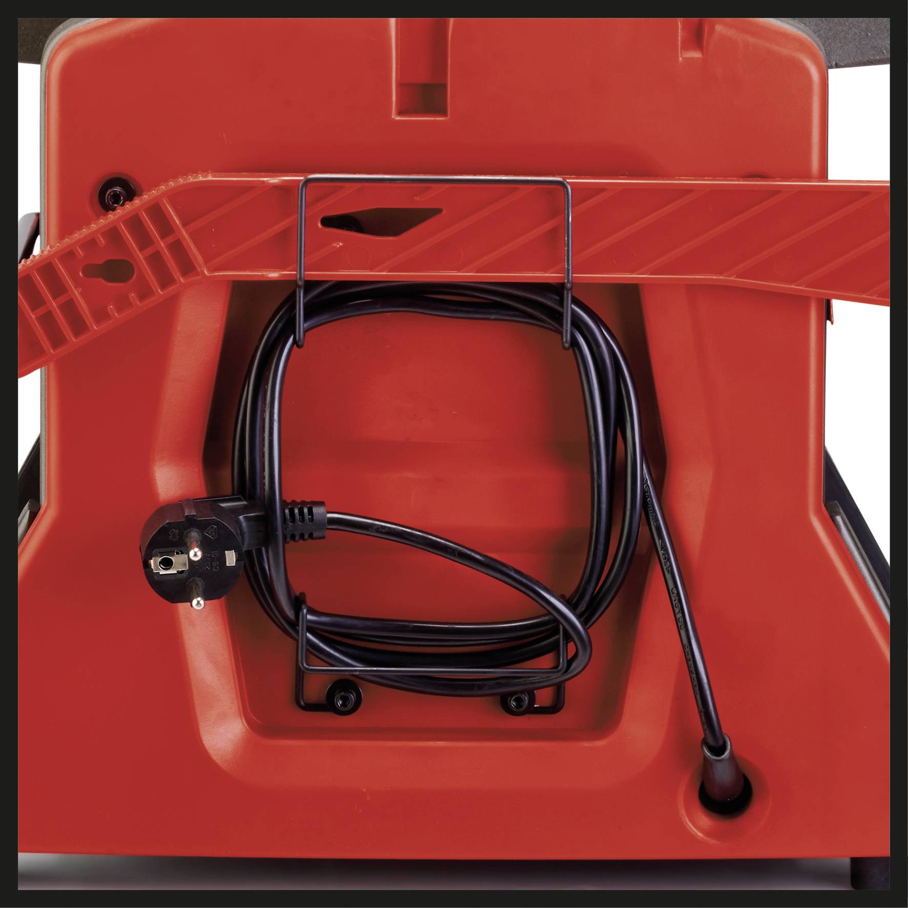 Roter Kunststoffhalter mit aufgewickeltem schwarzen Netzkabel und europäischem Stecker. Geeignet zur Aufbewahrung und Organisation.