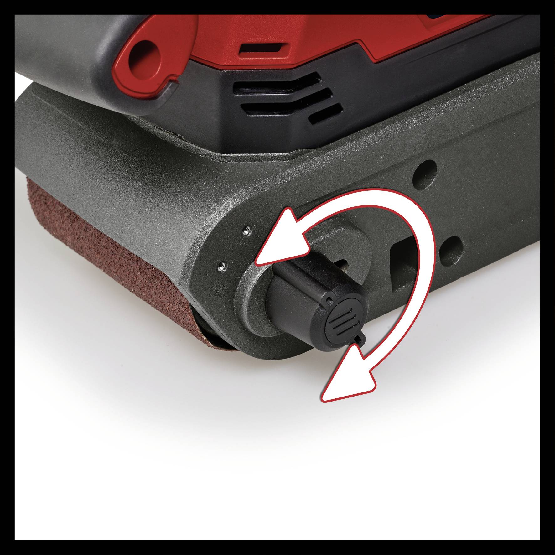 Gürtelbandschleifer mit Nahaufnahme eines Spannrads; ein Pfeil zeigt die Drehrichtung zur Spannungseinstellung an.