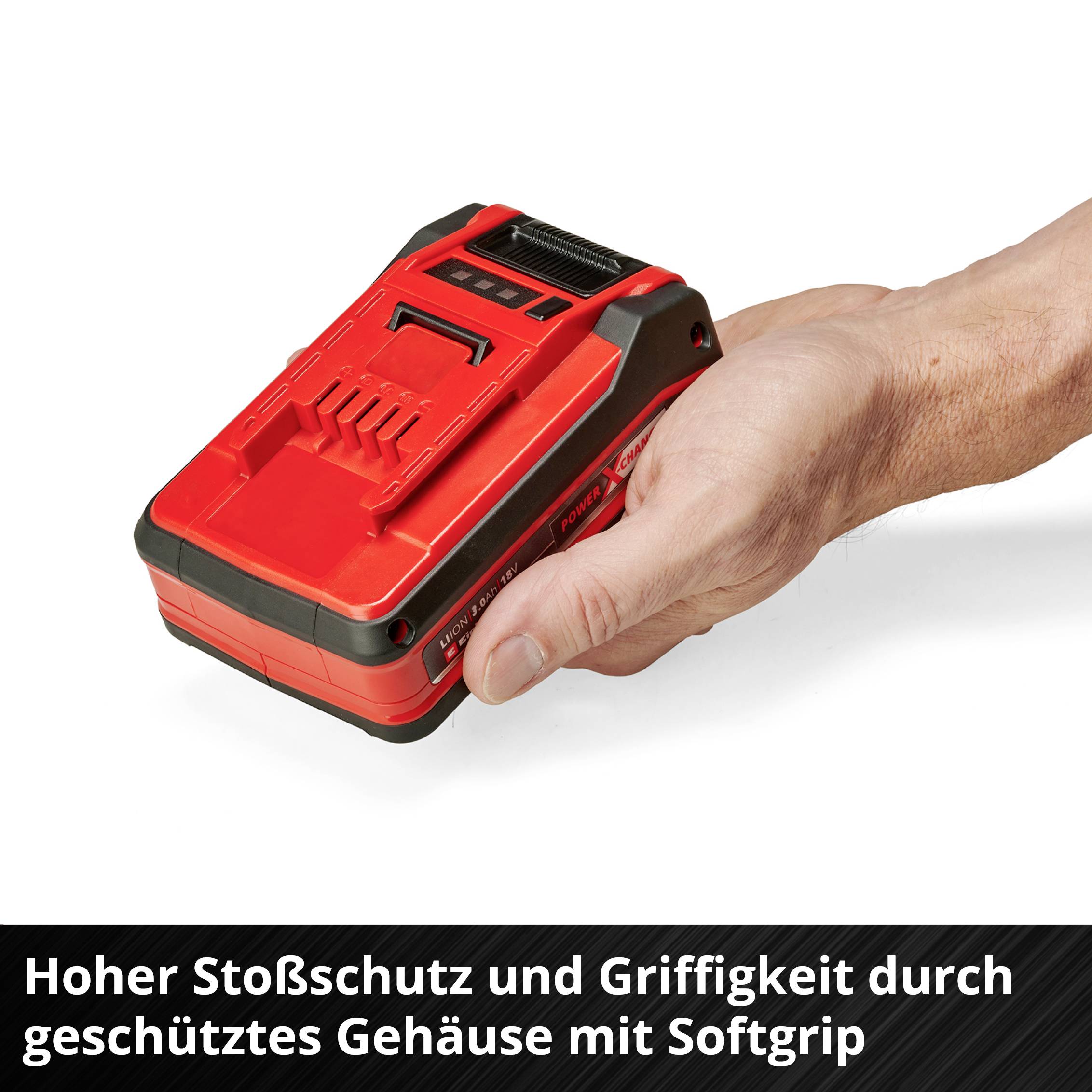 Rote, robuste Powerbank mit Softgrip wird von einer Hand gehalten. Bildtext: 'Hoher Stoßschutz und Griffigkeit durch geschütztes Gehäuse mit Softgrip'.