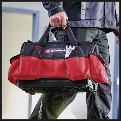 Eine Person trägt eine rote Werkzeugtasche mit dem Markennamen 'Einhell' und einem Schraubenschlüssel-Symbol darauf.
