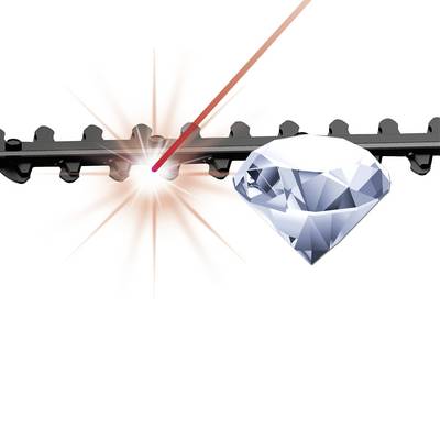 Ein Laserstrahl trifft auf einen Diamanten, der auf einem Förderband liegt. Der Diamant glitzert, während der Laser ihn beleuchtet.