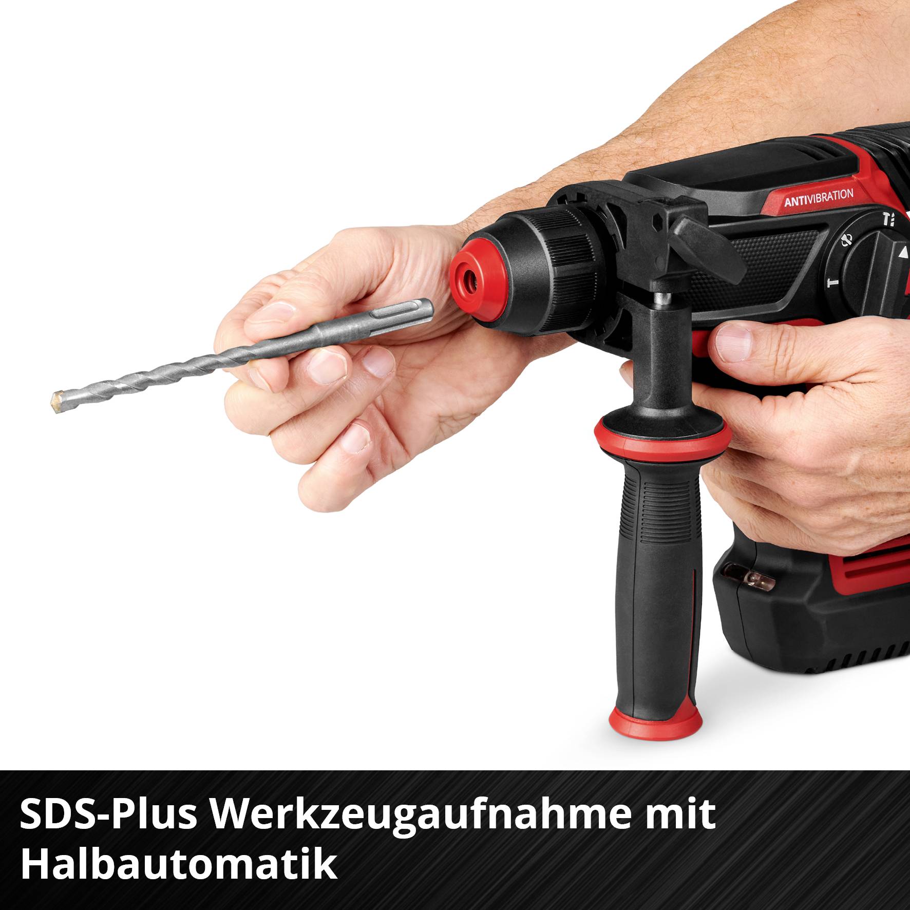 Eine Hand hält einen SDS-Plus Bohrhammer mit Bohrer, geeignet für schwere Arbeiten. Beschriftung: 'SDS-Plus Werkzeugaufnahme mit Halbautomatik'.