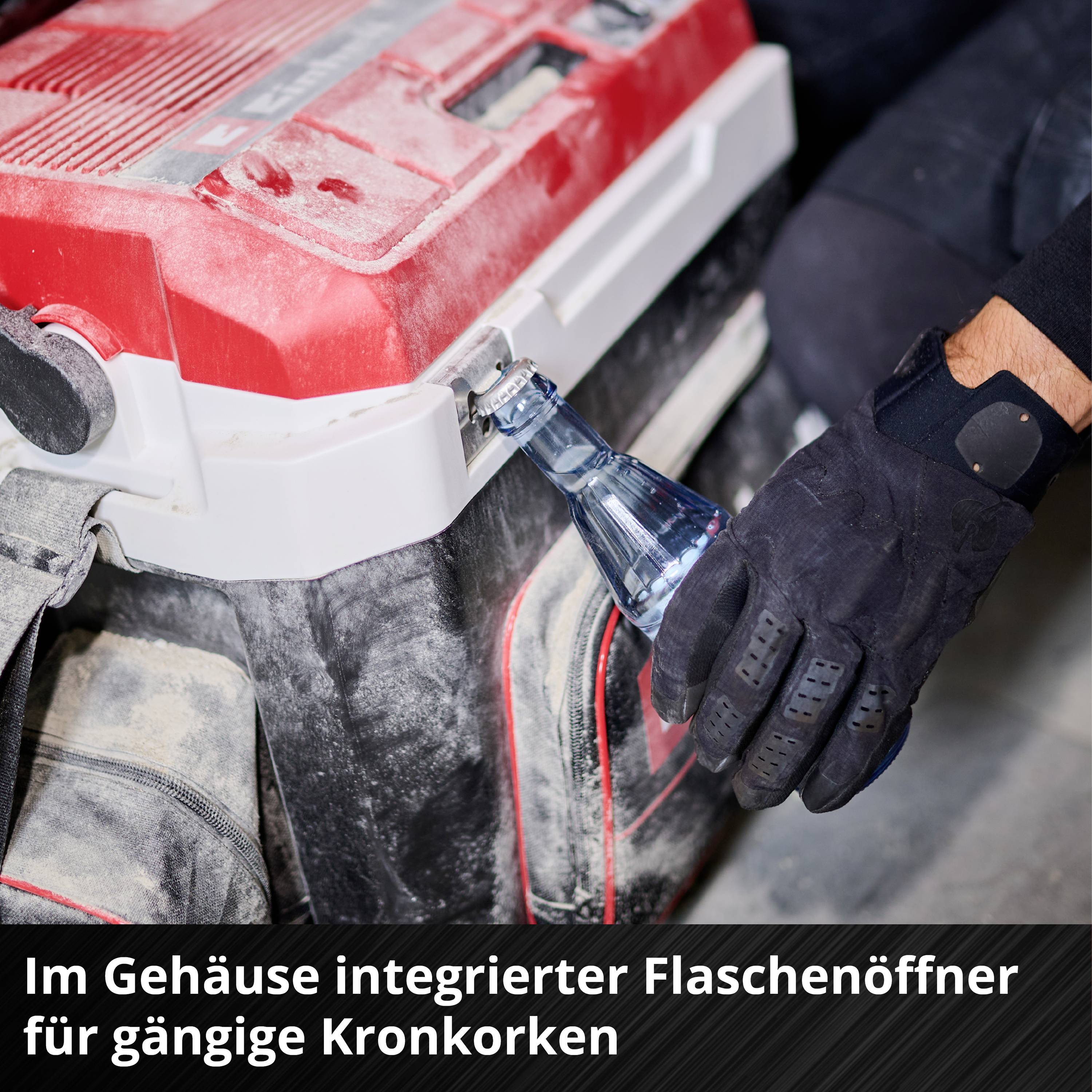 'Person nutzt integrierten Flaschenöffner an rotem Werkzeugkoffer.'