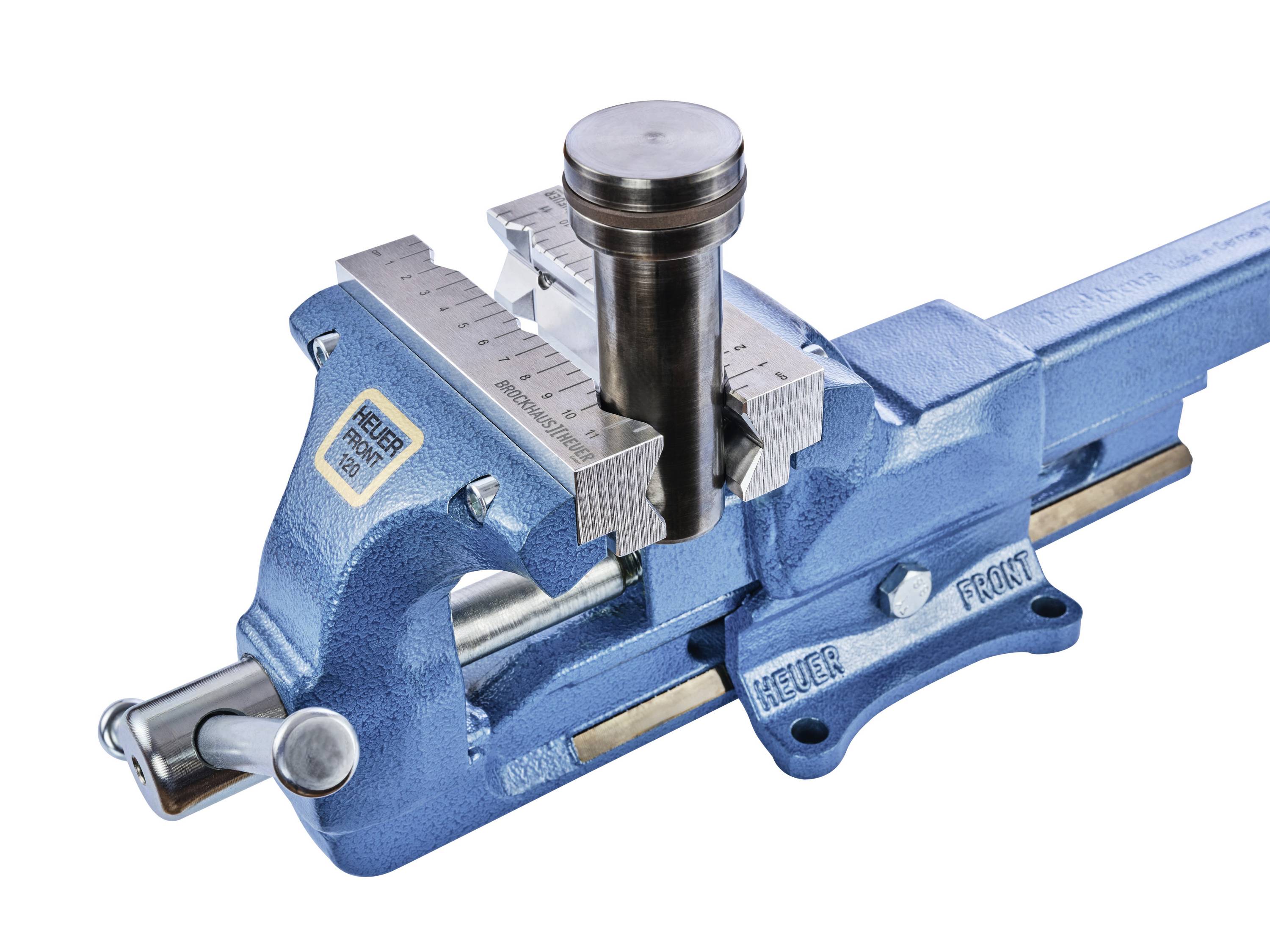 Blauer Schraubstock mit Skala und senkrecht eingespanntem Metallstift.