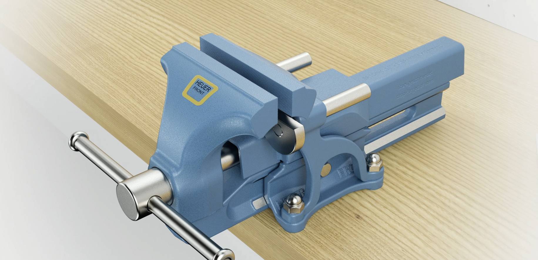 Blauer Schraubstock, fest montiert auf einer Holzwerkbank, geöffnet, bereit zur Sicherung von Gegenständen während der Bearbeitung.
