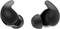 Zwei schwarze kabellose Ohrhörer mit ergonomischem Design und weichen Silikonspitzen, die nebeneinander auf weißem Hintergrund liegen.