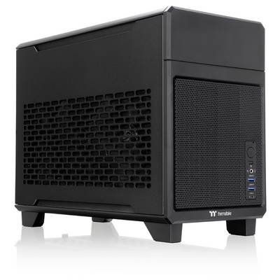 Ein kompakter, schwarzer Computer-Gehäusewürfel mit Belüftungsgittern an der Seite und Anschlüssen vorne, darunter USB-Ports.
