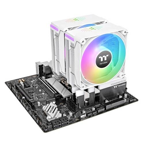 Ein schwarzes Motherboard mit zwei großen weißen CPU-Kühlern, die bunte RGB-Lüfter enthalten. Gezeigt werden auch verschiedene Anschlüsse.