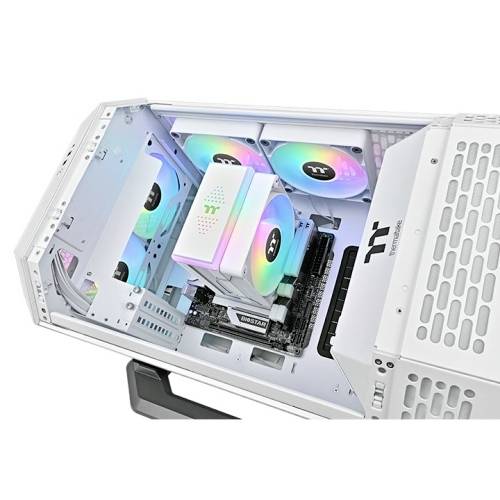 Ein weißes Computergehäuse, geöffnet, zeigt bunte, beleuchtete Lüfter und Komponenten, die modern und technisch anspruchsvoll wirken.