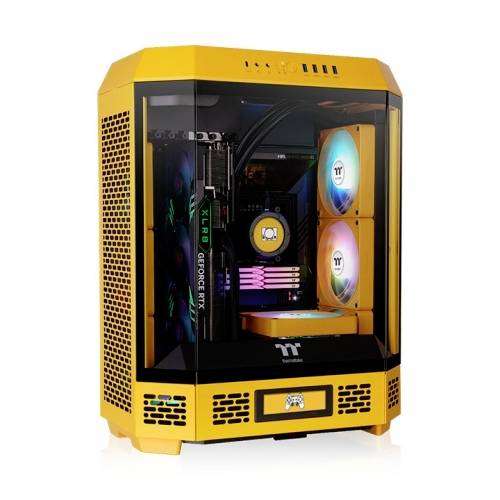 Gaming-PC mit gelbem Gehäuse, Lüftern mit RGB-Beleuchtung und NVIDIA GeForce RTX-Grafikkarte sichtbar durch ein Glasfenster.