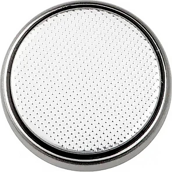 Knopfzelle mit silberfarbener Oberseite, häufig in kleinen elektronischen Geräten verwendet.