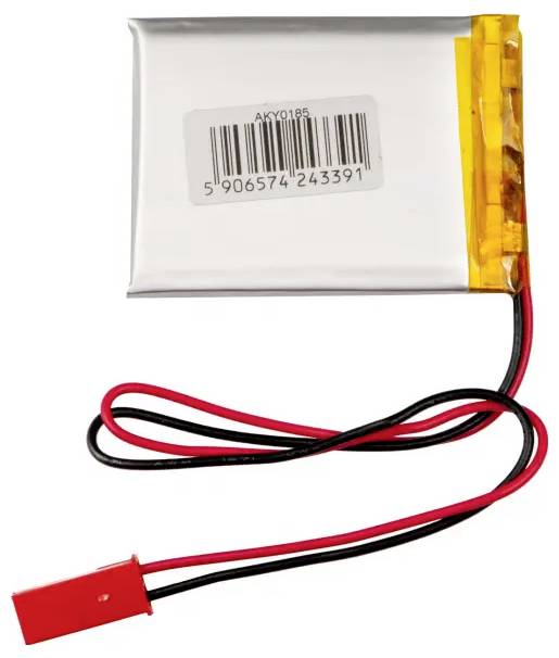 Ein flacher, rechteckiger Akku mit roten und schwarzen Kabeln und einem roten Stecker. Der Akku hat einen Barcode auf der Oberseite.