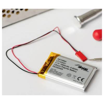 Lithium-Polymer-Akku mit zwei Drähten und Stecker, Kapazität 1850mAh, 3.7V. Akku liegt auf einer Arbeitsfläche neben Werkzeugen.