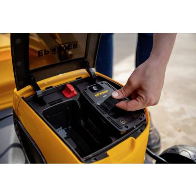 Eine Person installiert oder entfernt eine Batterie aus dem Gehäuse eines gelben Elektrogeräts.