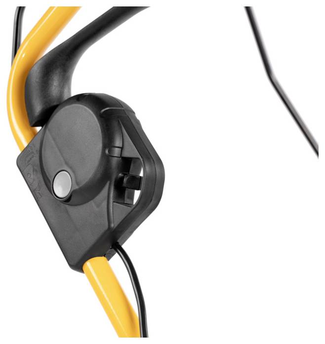 Ein Teil eines schwarz-gelben Rasenmähergriffs mit einer schwarzen Steuerungseinheit und Kabel ist zu sehen.