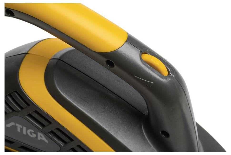 Ausschnitt einer elektrischen Gartenschere, Fokus auf den Griffbereich mit gelben Akzenten, zeigt ergonomisches Design für bessere Handhabung.