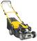 Gelber Rasenmäher mit schwarzem Motor und Fangkorb, geeignet für mittelgroße Gärten. Ideal für präzises und effizientes Mähen.