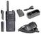 Handfunkgerät-Set mit Ladegerät, USB-Kabel, Netzadapter und Mikrofon. Das Gerät hat eine digitale Anzeige und eine Antenne.
