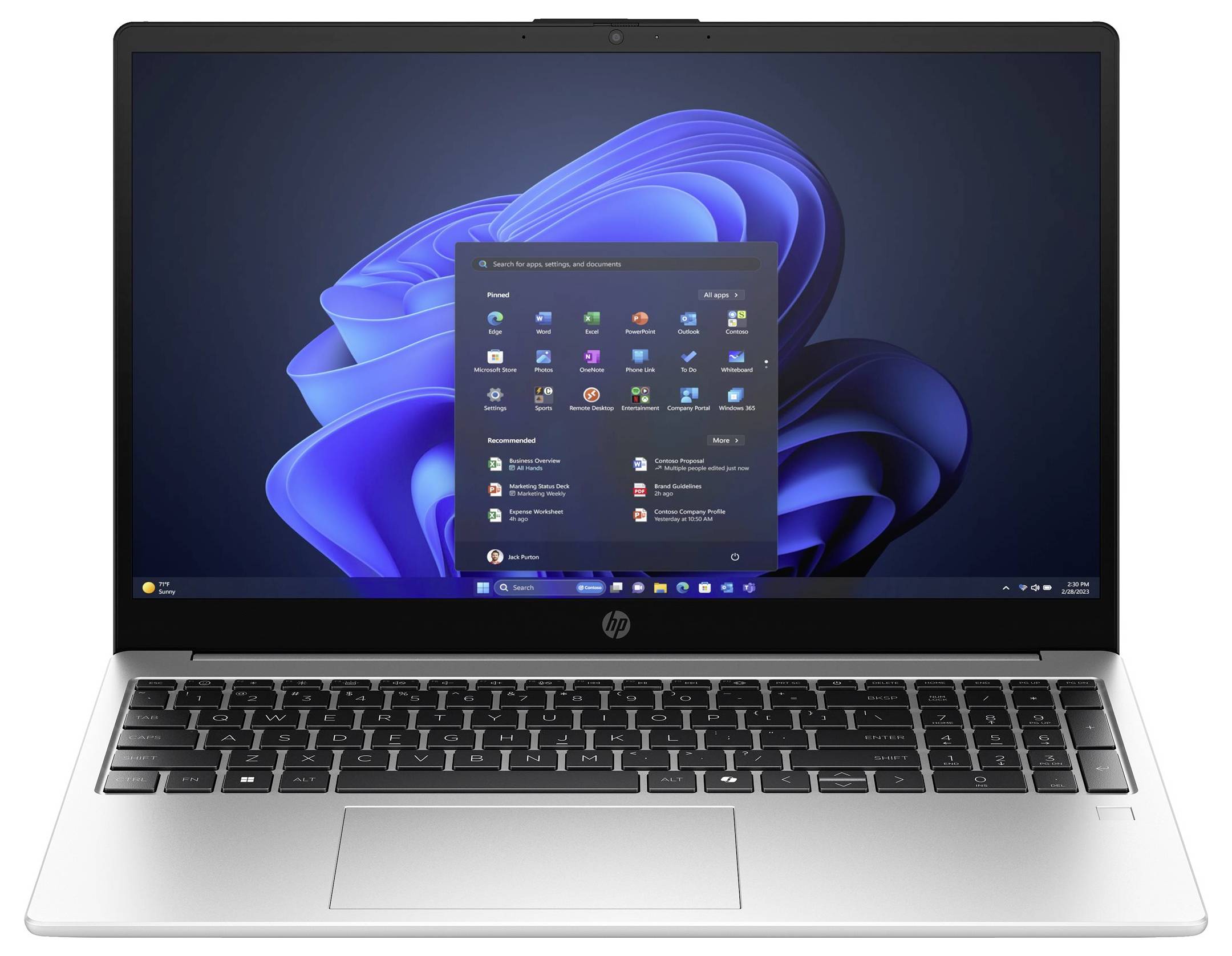 Ein Laptop, geöffnet und eingeschaltet, zeigt den Startbildschirm von Windows 11 mit Symbolen und Menü auf dem Display.