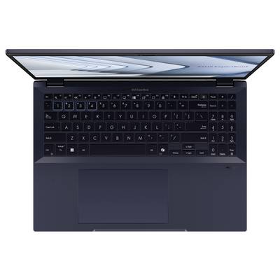 Ein Laptop mit einer beleuchteten Tastatur. Der Bildschirm zeigt geöffnete Fenster. Das Design ist schlank und modern.
