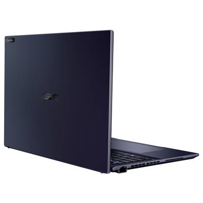 Ein aufgeklappter Laptop in dunkler Farbe, Marke ASUS, auf einer weißen Oberfläche.