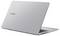 Ein silberner Laptop von Asus, leicht geöffnet, zeigt die obere Abdeckung mit einem Asus-Logo. Das Gerät liegt auf einem Tisch.